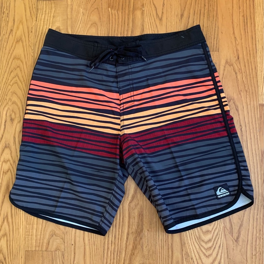 Quicksilver boardshorts. Size 34.